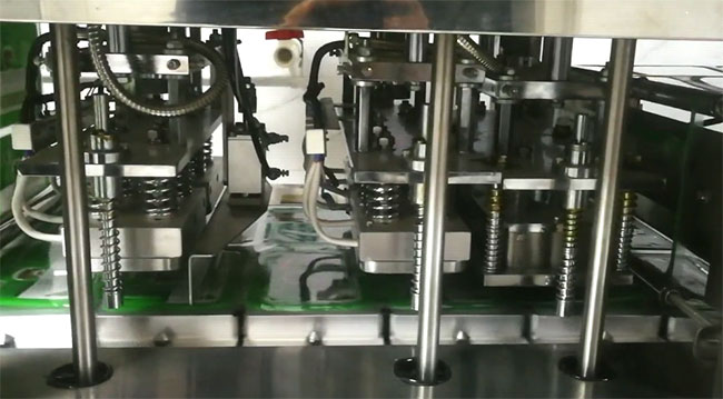 盒裝鴨血自動(dòng)灌裝封口機設備展示